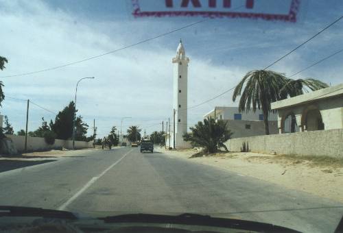 Minaret d'une mosquée en allant vers Zarzis: b01-100